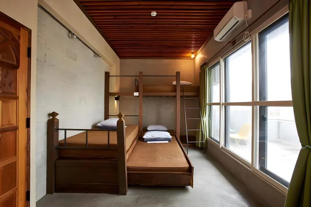 غرفة اقتصادية رباعية بسرير فردي وسرير بطابقين بإطلالة على المدينة بحمام مشترك، Untapped Hostel 2/2