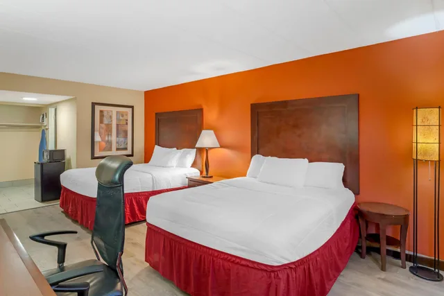 غرفة رباعية بسريرين كوين، Clarion Hotel & Conference Center Lansing West 2/4