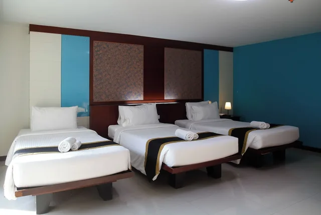 غرفة عائلية بثلاثة أسرّة بإطلالة على المدينة بشرفة، Convenient Grand Plus Hotel Suvarnabhumi 1/3