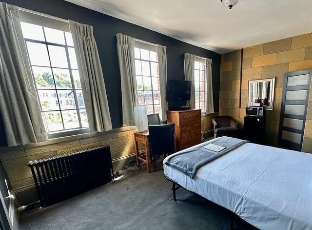 Standard, Single, Queen Bed, Sun Room, Accessible، Latchis Hotel 1/1
