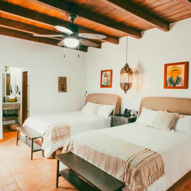 جناح جونيور، Hotel Socavon 2/8