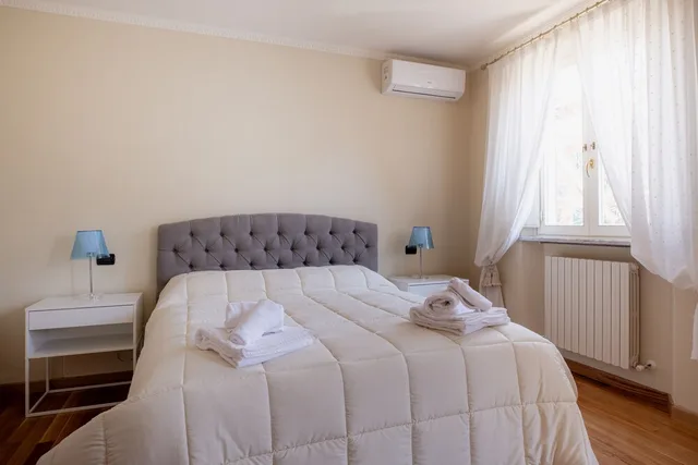 جناح جونيور بسرير كوين مع أريكة، Villa Romantica 1/6