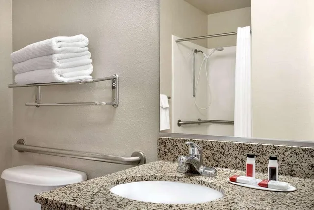 غرفة بسرير كينج لذوي الإعاقة، Travelodge by Wyndham Clinton Valley West Court 2/3