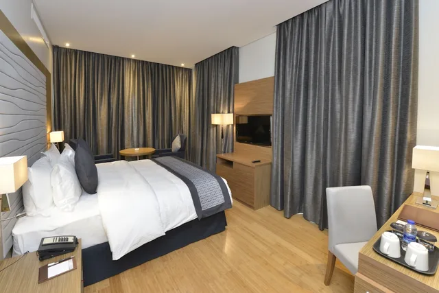 غرفة بزنس بسرير كينج، Ramada Resort by Wyndham Manama Seef 3/10