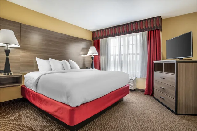 جناح بسرير كينج مع أريكة بمطبخ صغير، Best Western Plus Bessemer Hotel & Suites 1/2