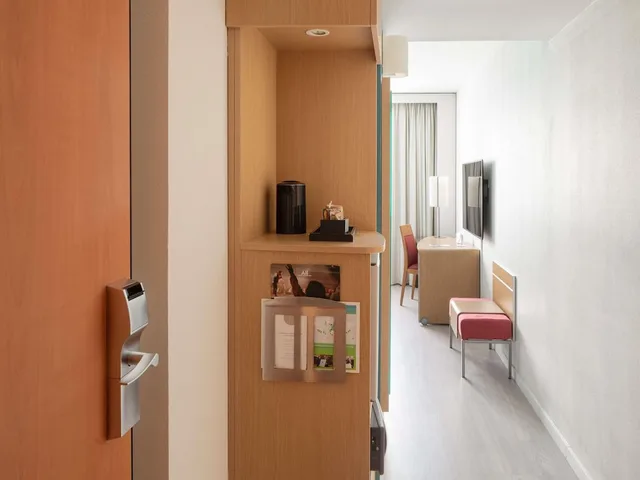 غرفة كلاسيكية بسرير كوين مع أريكة، Novotel Barcelona Cornella Hotel 3/4