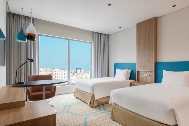 غرفة بسريرين منفصلين للمدخنين، Holiday Inn Doha - The Business Park 1/4