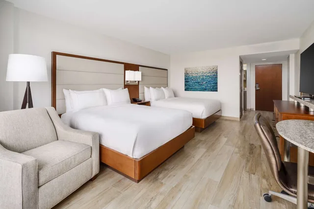 غرفة بسرير كوين بإطلالة على المدينة في الطابق العلوي، DoubleTree Beach Resort by Hilton Tampa Bay - North Redington Beach 2/3