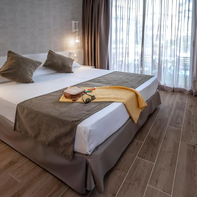 غرفة بسريرين منفصلين بشرفة، GHT Costa Brava & Spa 3/10