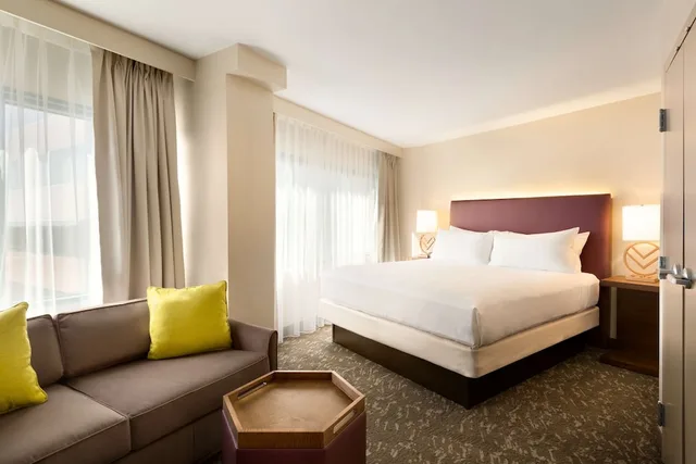 استوديو بسرير كينج مع أريكة، Embassy Suites By Hilton Phoenix Downtown North 1/2