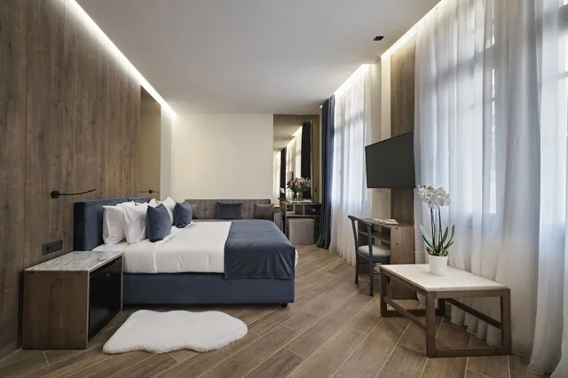Royal, Blue, Suite, King Bed, Hot Tub، Athens The L7 Str - Luxury Boutique Collection Hotel 5/10