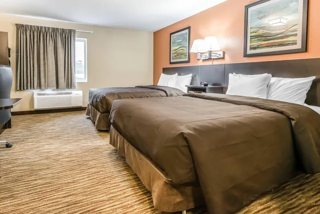 Efficiency, 2 Queen Beds, Pet Friendly, Accessible، Suburban Studios Washington, PA 2/4