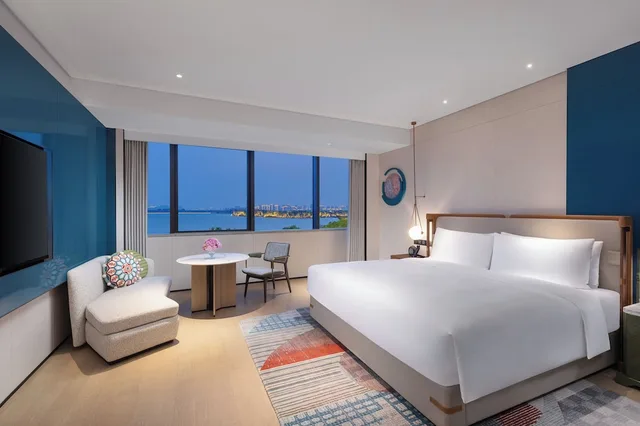 Premium, King Bed, Ferris Wheel View, Terrace، Hotel Indigo Suzhou Jinji Lake 2/3