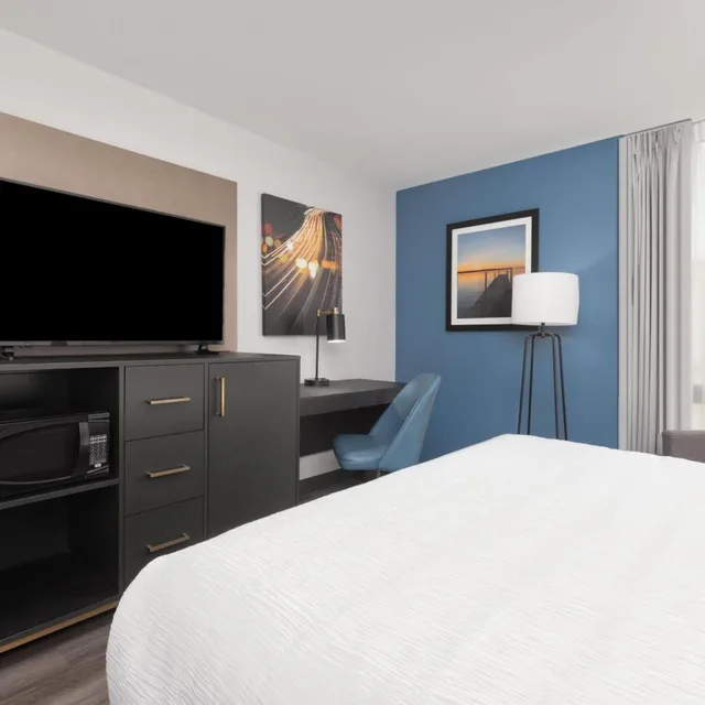 جناح بسرير كينج بغرفة نوم واحدة بحوض استحمام لذوي الإعاقة، La Quinta Inn & Suites by Wyndham Dallas I-35 Walnut Hill Ln 1/7