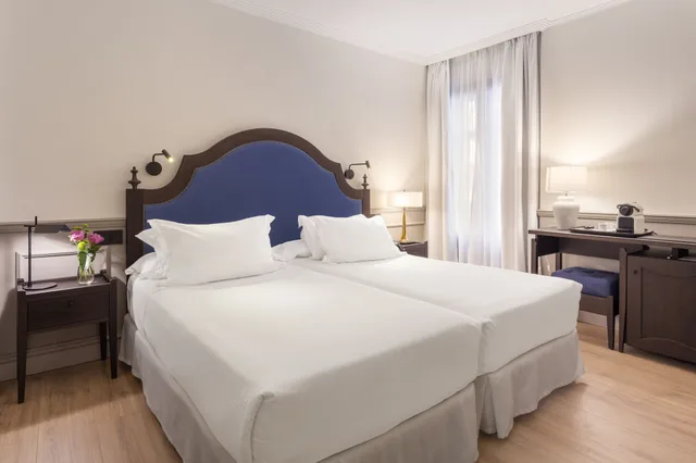 غرفة بسرير مزدوج بإطلالة على الفناء، H10 Corregidor Boutique Hotel 2/5