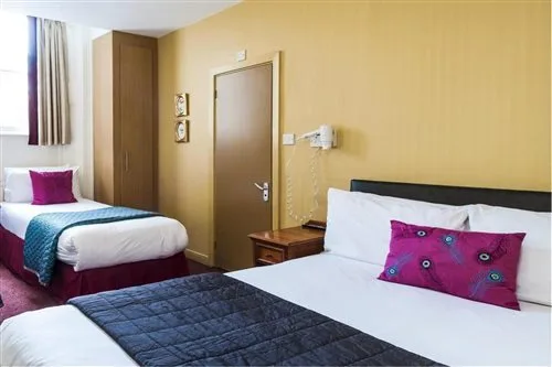 Room, Triple, The Craven Hotel 2/3