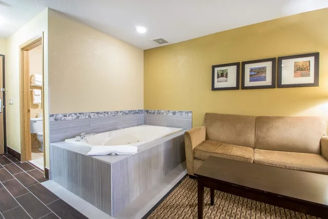 جناح بسريرين كوين مع أريكة بجاكوزي، Comfort Suites Wisconsin Dells Area 5/5