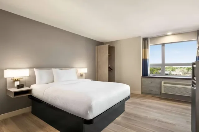 جناح استوديو بسرير كوين، Microtel Inn & Suites Montreal Airport-Dorval QC 1/3