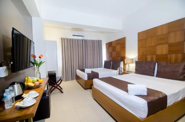 غرفة ديلوكس بسريرين منفصلين وسرير كوين مع أريكة، Aloha Boracay Hotel 6/10