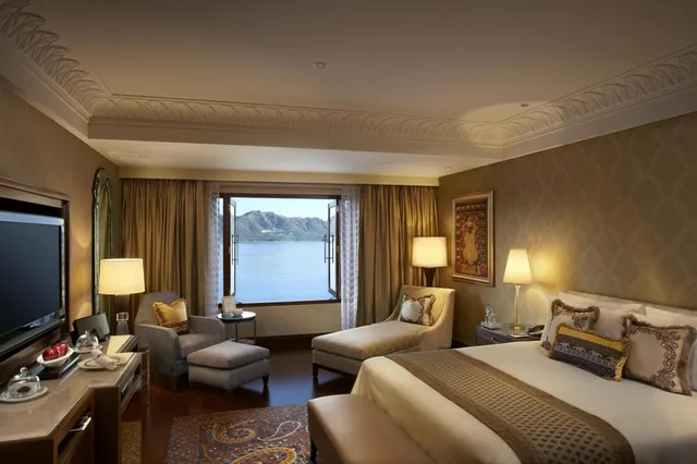 غرفة بسرير مزدوج بإطلالة على البحيرة، The Leela Palace Udaipur 1/5