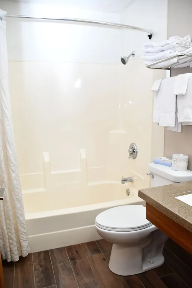 جناح بسرير كينج بحوض جاكوزي، Baymont Inn and Suites by Wyndham Platteville 10/10