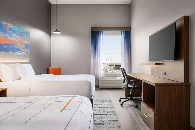 غرفة بسريرين كوين لذوي الإعاقة، La Quinta Inn and Suites by Wyndham Del Rio 2/3