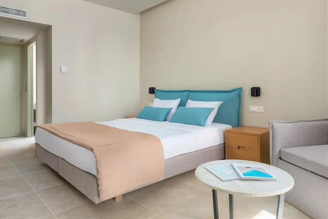 غرفة بسريرين منفصلين بإطلالة على البحر مع أريكة، Princess Sun Hotel 2/5