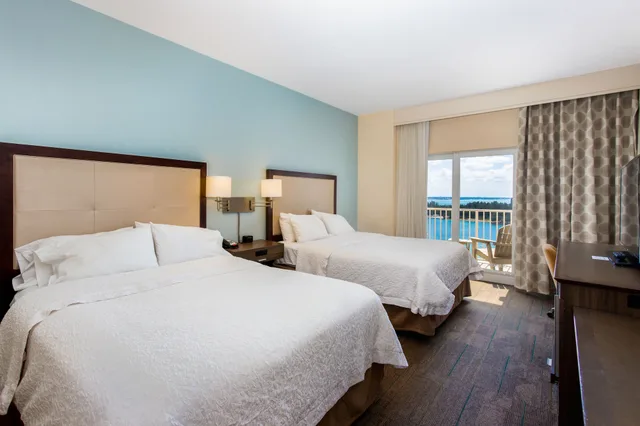 استوديو بسريرين كوين بإطلالة على الشاطئ مع أريكة لذوي الإعاقة، Hampton Inn and Suites by Hilton Clearwater Beach 1/10