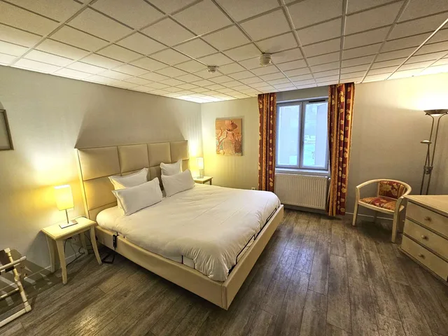 غرفة ديلوكس بسرير كينج بإطلالة على المسبح، Auberge du Lac, Troyes 2/3