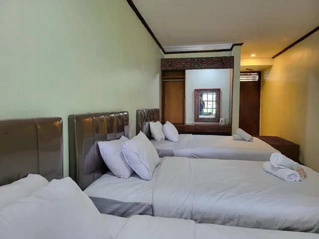 غرفة عائلية بسرير كوين وسريرين منفصلين بإطلالة على البحيرة، Pandu Lakeside Hotel Tuktuk 1/2