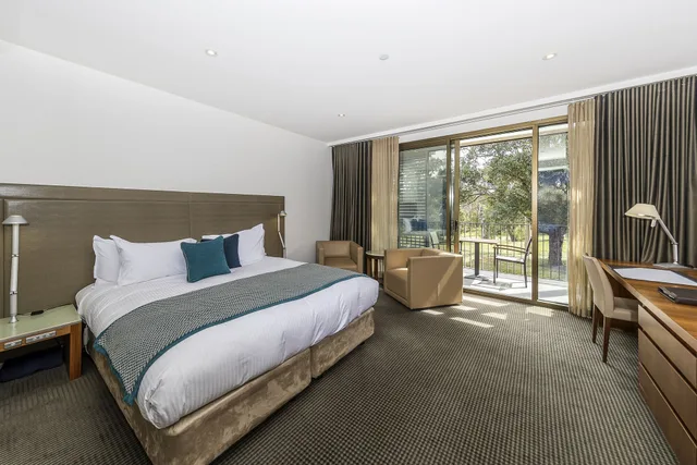 غرفة بسريرين منفصلين بإطلالة على الحديقة، RACV Healesville Country Club 1/4