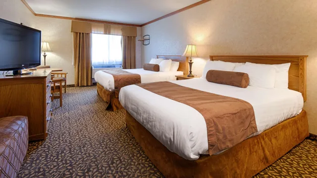 Hai, 2 Queen Beds، Best Western Plus Fernie Mountain Lodge 1/6