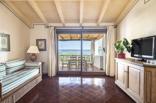 شقة سوبيريور بسرير كوين وسرير فردي بإطلالة على البحر بغرفتي نوم مع أريكة، Bagaglino I Giardini di Porto Cervo 4/9