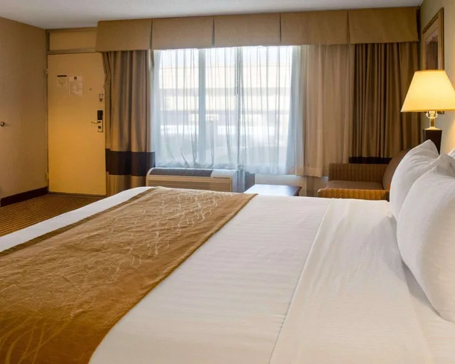 غرفة قياسية بسرير كينج، Clarion Inn Fredericksburg North 1/3