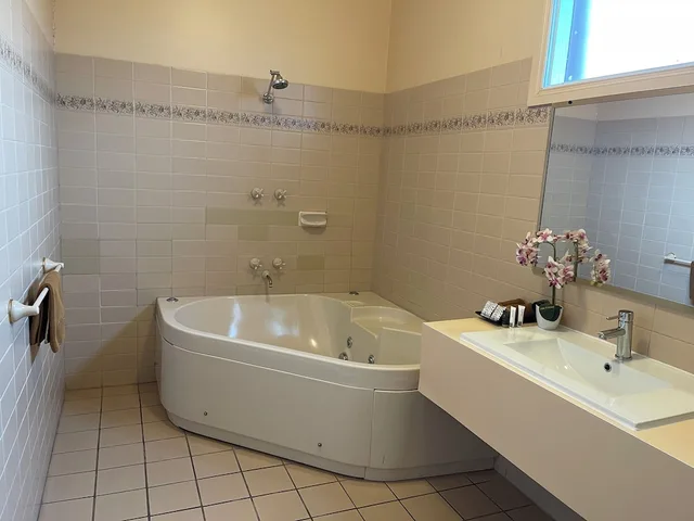 Spa, Queen Bed، Philadelphia Motor Inn 7/8