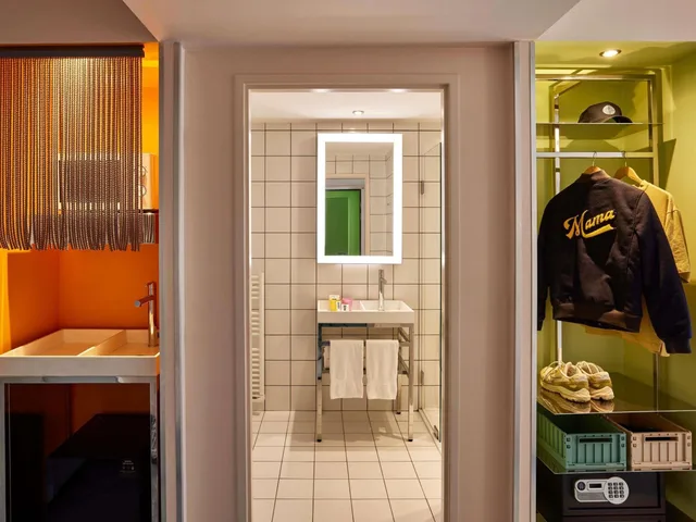 Small Mama, Queen Bed، Mama Shelter Lyon 4/4
