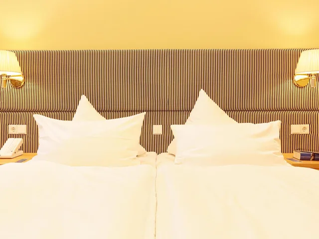Room, Double Bed, Lake View, INSELHOTEL Potsdam-Hermannswerder 2/3