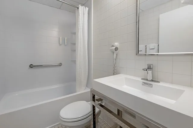 غرفة قياسية بسرير كينج، Econo Lodge Hicksville - Long Island 7/8