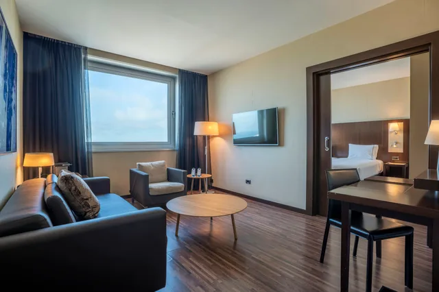جناح جونيور رباعي، Leonardo Royal Hotel Barcelona Forum 3/4