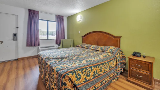 غرفة قياسية بسرير كينج، Studios And Suites 4 Less Emporia 1/7