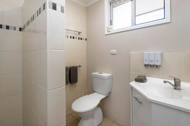 غرفة قياسية بسرير كوين وسرير فردي، Leichhardt Motor Inn 6/6
