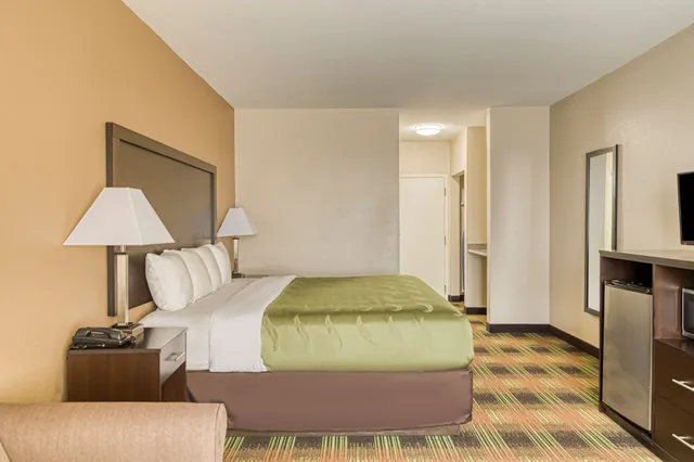 Room, King Bed, Trident Inn and Suites 6/10