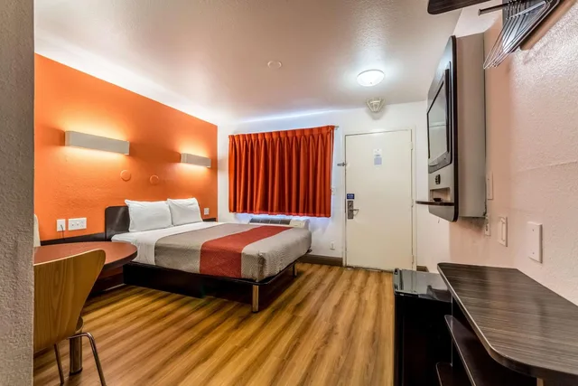 غرفة بسرير كوين للمدخنين، Motel6 Garland, TX - Dallas 8/10