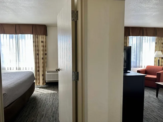 جناح بسرير كينج مع أريكة، Quality Inn & Suites Everett, WA 5/10