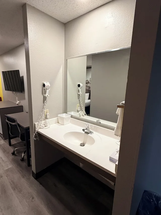 غرفة قياسية بسرير كوين لذوي الإعاقة، Super 8 By Wyndham Macomb 6/8