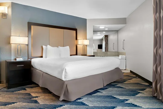 جناح بسرير كينج مع أريكة بحوض جاكوزي، Best Western Plus Flint Airport Inn & Suites 2/4