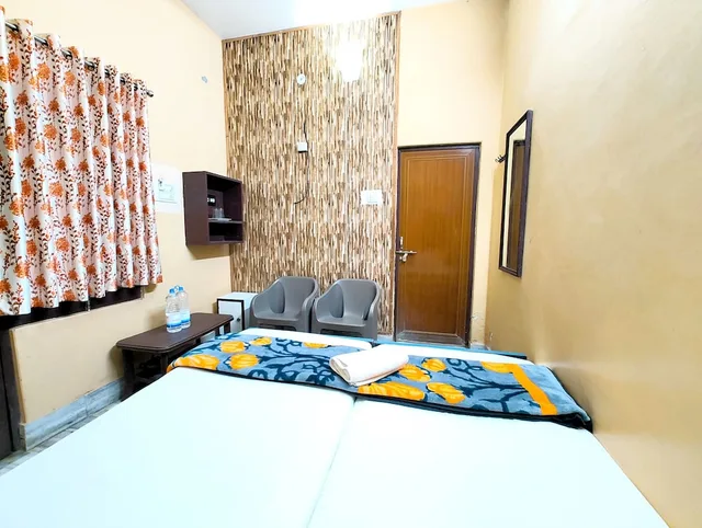 غرفة ديلوكس بسرير كينج، Teerth Guest House 7/8
