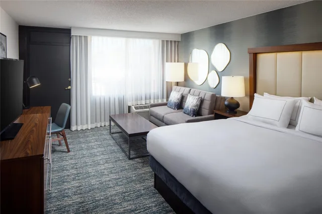 غرفة بسرير كينج بإطلالة على الفناء بشرفة، Doubletree By Hilton Hotel Boston-Andover 1/5