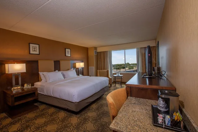 Room, King Bed, with View, DoubleTree by Hilton Hotel Bay City - Riverfront 1/8