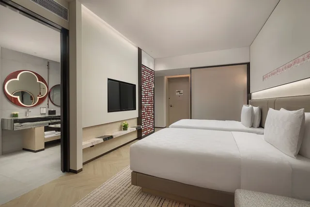 غرفة قياسية بسريرين مزدوجين بإطلالة على البحيرة، Hualuxe Sanya Yalong Bay Resort 1/4